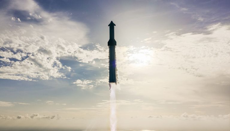 SpaceX успешно приводнила корабль Starship в Индийском океане после серии взрывов