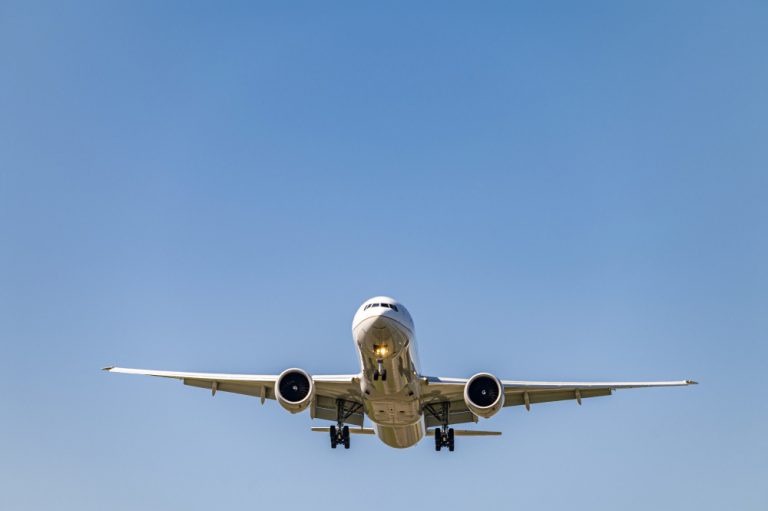 Неопознанный объект столкнулся с Boeing 737 на высоте 11 км