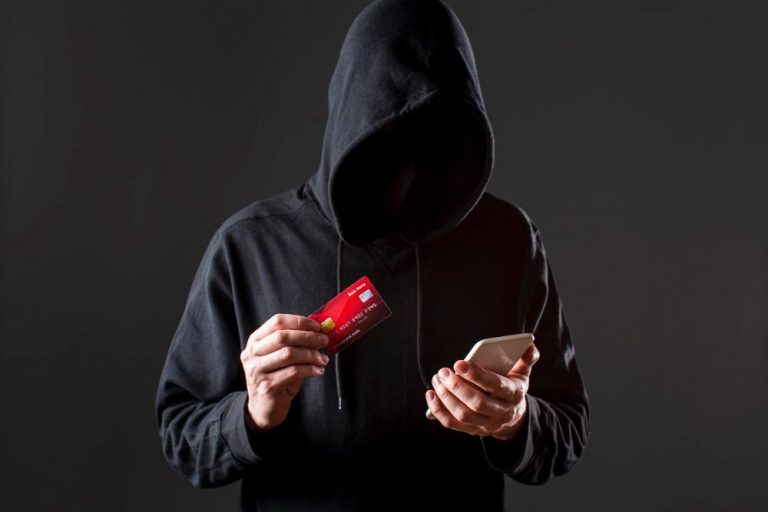 Россиян предупредили о новой схеме мошенников с наличными 