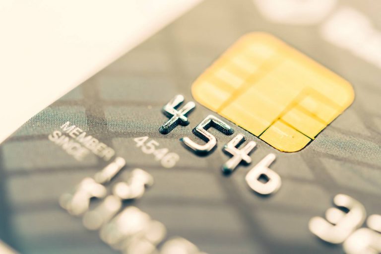 Россиян лишат карт Visa и Mastercard: срок безопасности истек