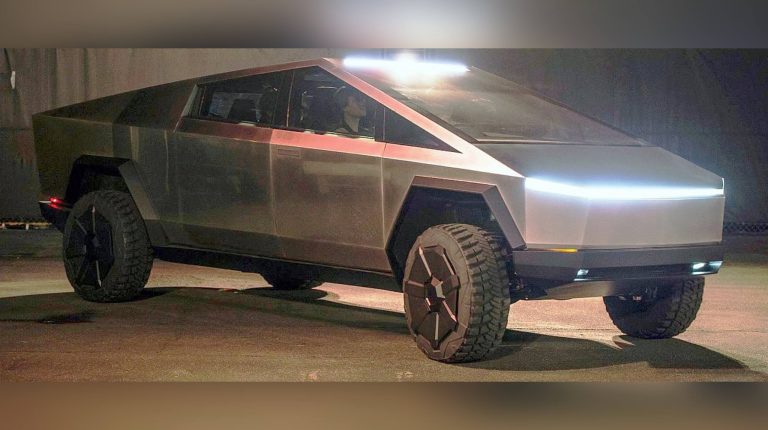Tesla Cybertruck вытащили из болота в Новой Москве