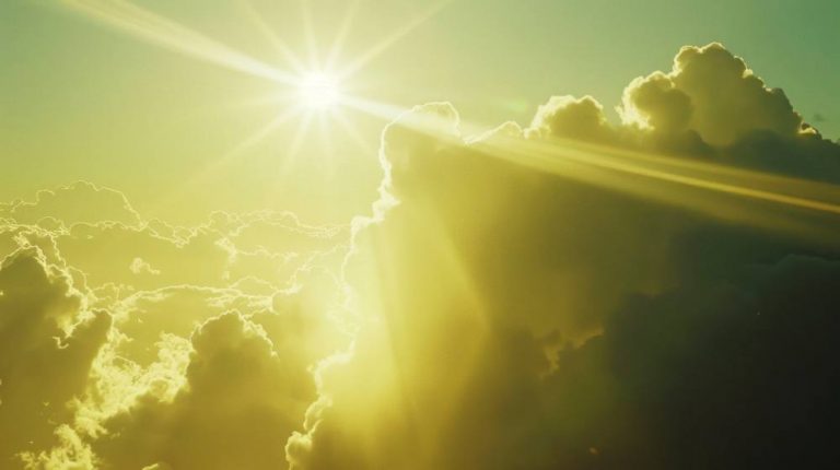 Солнце устроило вспышку: к Земле движутся два облака плазмы