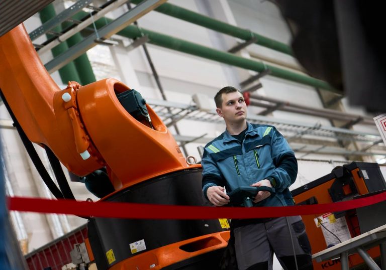 Новые центры промышленной робототехники создадут в трех городах России