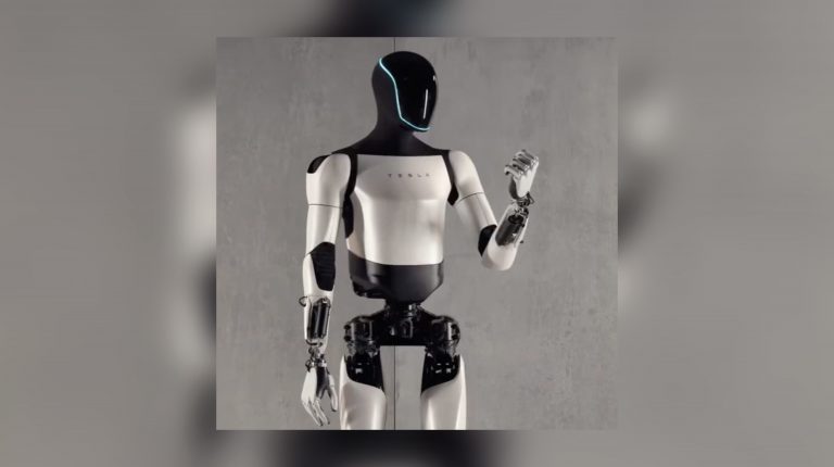 Илон Маск обещает: робот Optimus от Tesla положит конец бедности