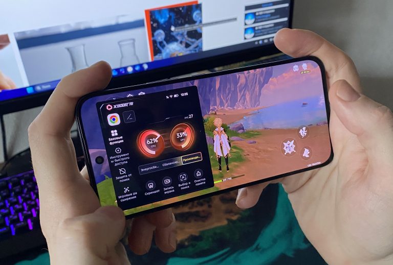 крупный план игрового смартфона с настроенным HUD