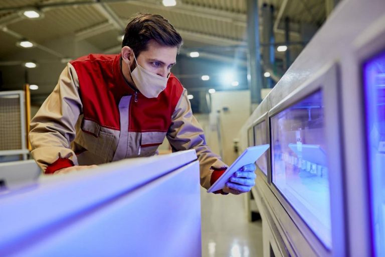 Упрощенный ввоз смартфонов и ноутбуков в Россию продлили: назван новый срок