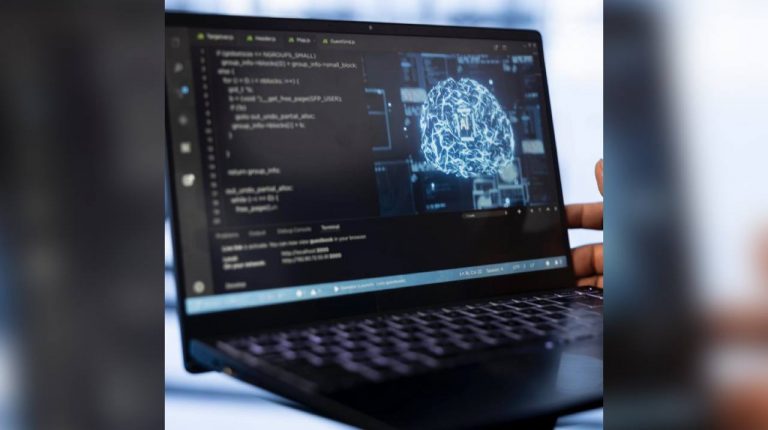 Власти проверят соцсеть X из-за сексуальных дипфейков, созданных чат-ботом Grok