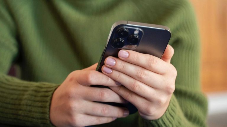 Срок полной блокировки WhatsApp* в России назвали в Госдуме