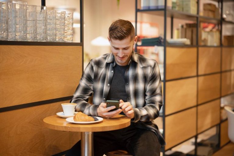 Россиянам раздадут смартфоны с бесплатной связью, но с одним условием