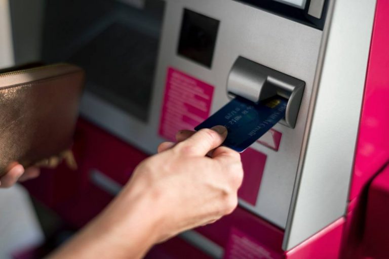 Россиянам хотят ограничить внесение наличных через банкоматы