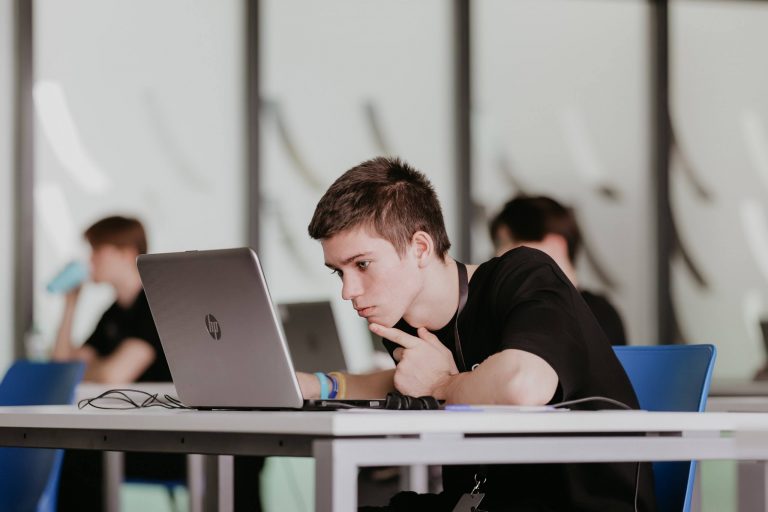 Образовательные модули по ИИ появятся в 8 вузах России