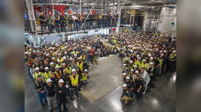 Tesla собрала первое роботакси Cybercab без руля и педалей