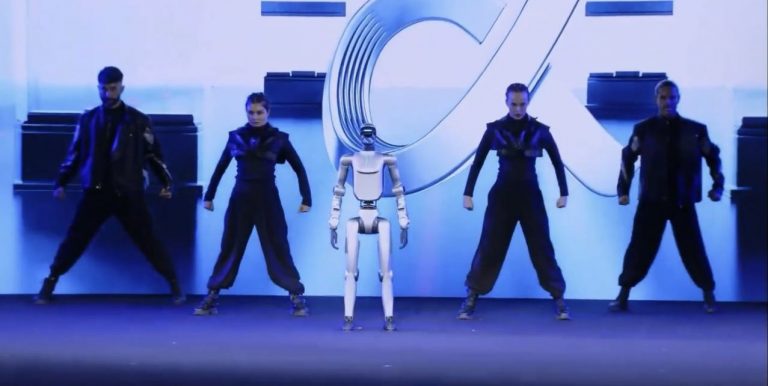 Honor показала своего первого робота: он танцует и делает сальто назад