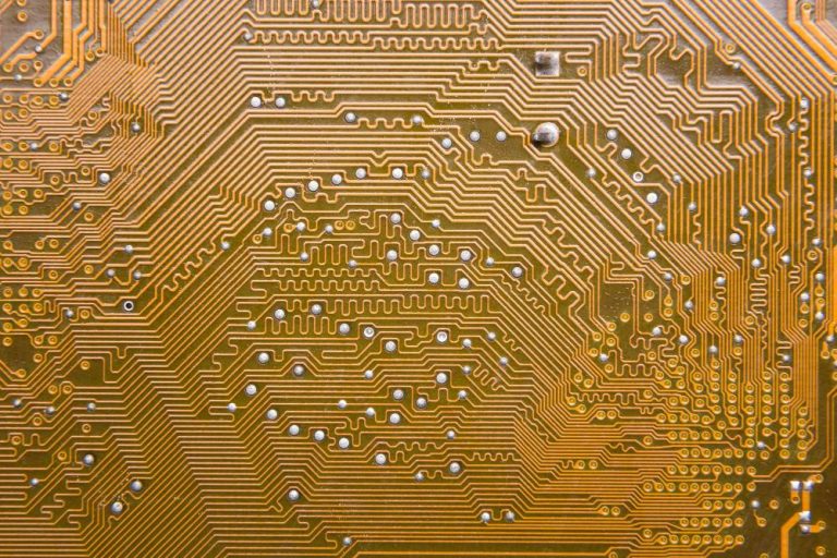 Химики научились извлекать 99% золота из старой электроники