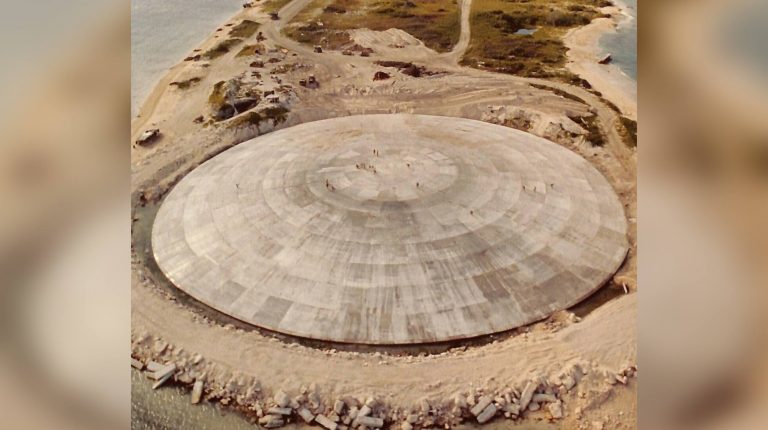 Огромная могила с радиоактивными отходами дала трещины и начал протекать