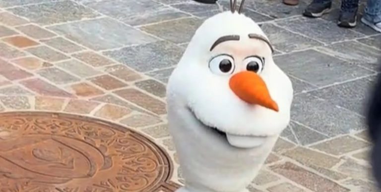 Напугал взрослых и детей: видео с ИИ-роботом из Диснейленда вирусится в соцсетях