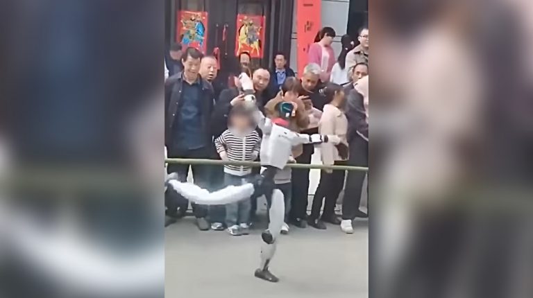 Робот ударил ребенка по лицу во время шоу в Китае