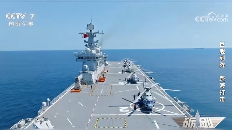 На китайском десантном корабле впервые заметили новый беспилотный вертолет