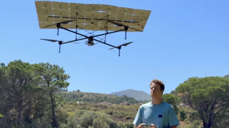 Квадрокоптер на солнечных панелях пролетел более пяти часов