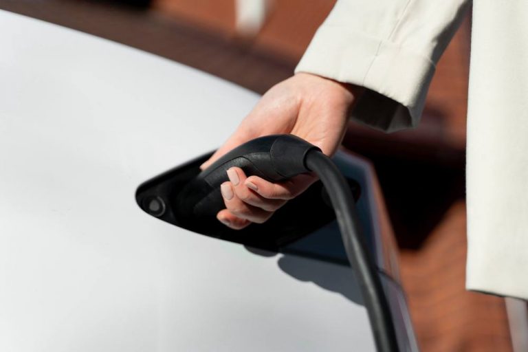 BYD запатентовала робота, который заряжает электромобиль и накачивает шины без помощи человека