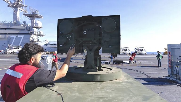 США испытали лазерную установку для защиты от дронов на авианосце