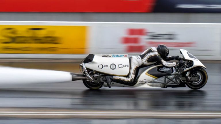 Уникальный мотоцикл на пару разогнался до 311 км/ч и установил два рекорда