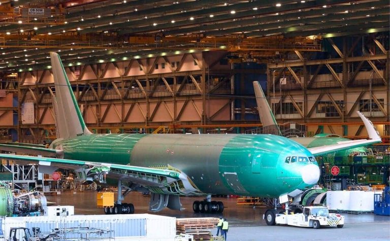 Boeing выкатил первый грузовой самолет 777-8F из сборочного ангара