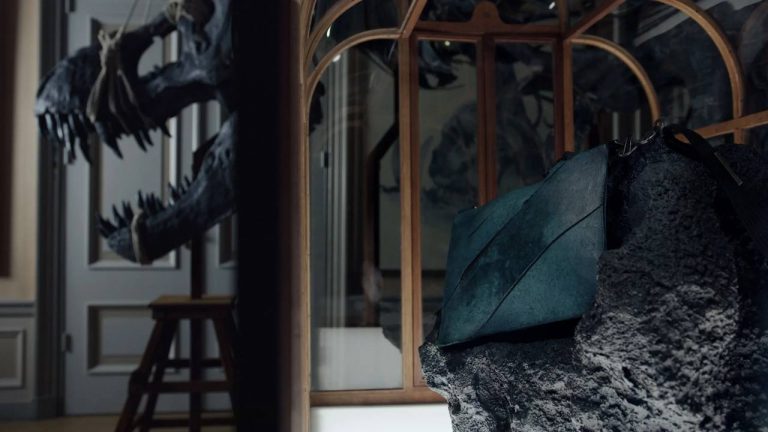 Первую в мире сумку из «кожи тираннозавра» продадут 50 млн рублей