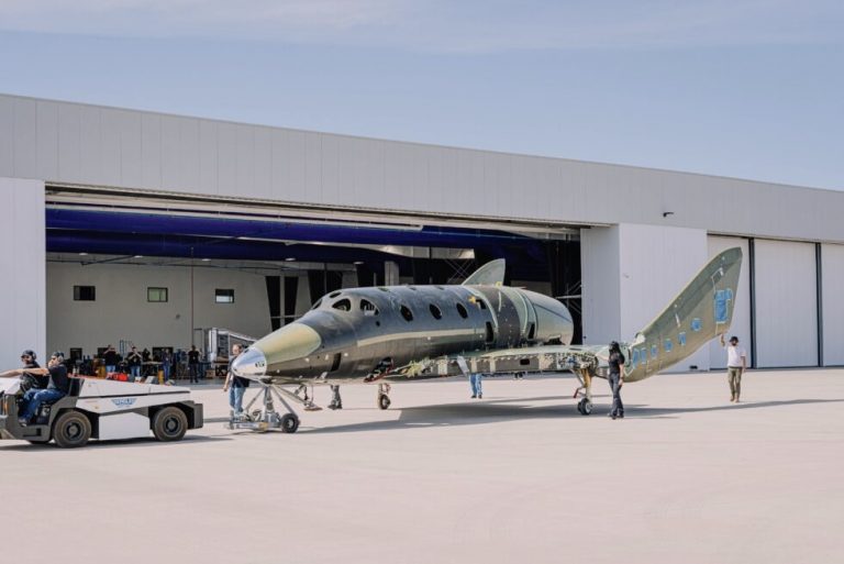 Virgin Galactic показала новый космоплан, но акции компании рухнули
