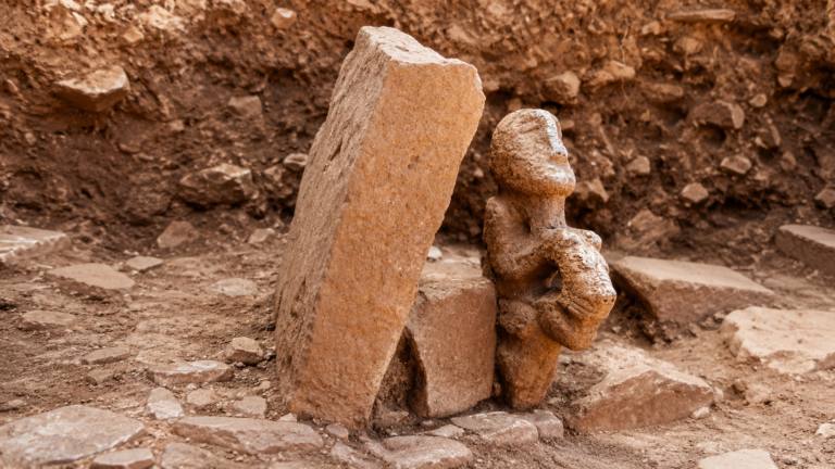 Археологи в Карахантепе откопали уникальную 11 000-летнюю статую человека на леопарде