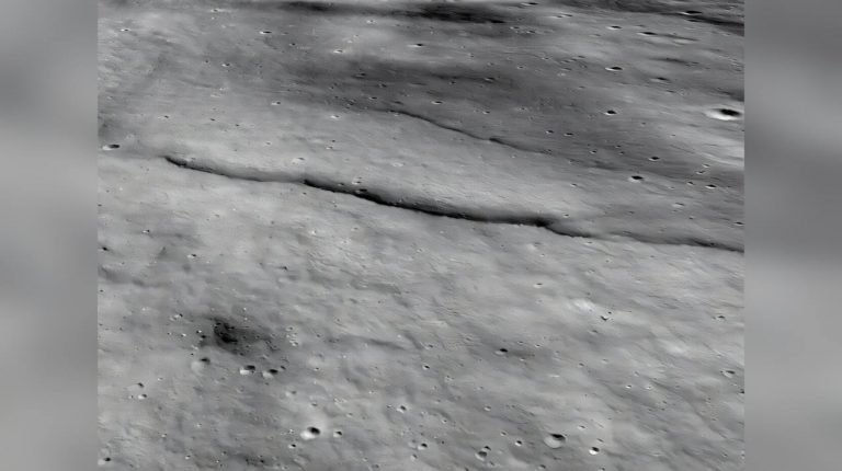 Ученые зафиксировали странные изменения спутника Земли